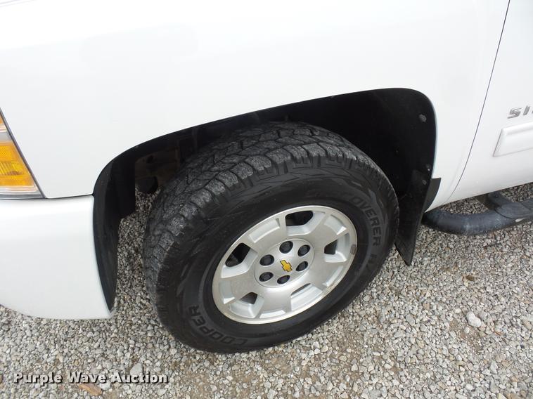 image for item L4637 2010 Chevrolet Silverado 1500 Crew Cab pickup truck