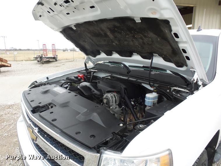 image for item L4637 2010 Chevrolet Silverado 1500 Crew Cab pickup truck