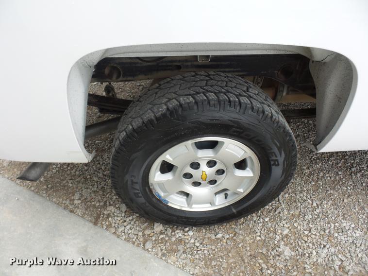 image for item L4637 2010 Chevrolet Silverado 1500 Crew Cab pickup truck