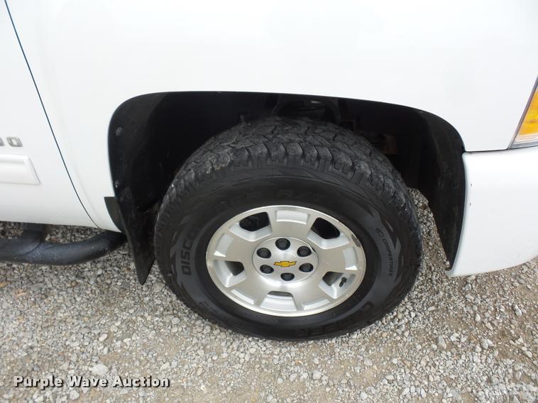 image for item L4637 2010 Chevrolet Silverado 1500 Crew Cab pickup truck