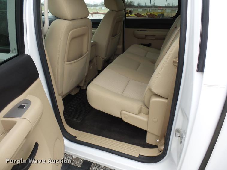 image for item L4637 2010 Chevrolet Silverado 1500 Crew Cab pickup truck