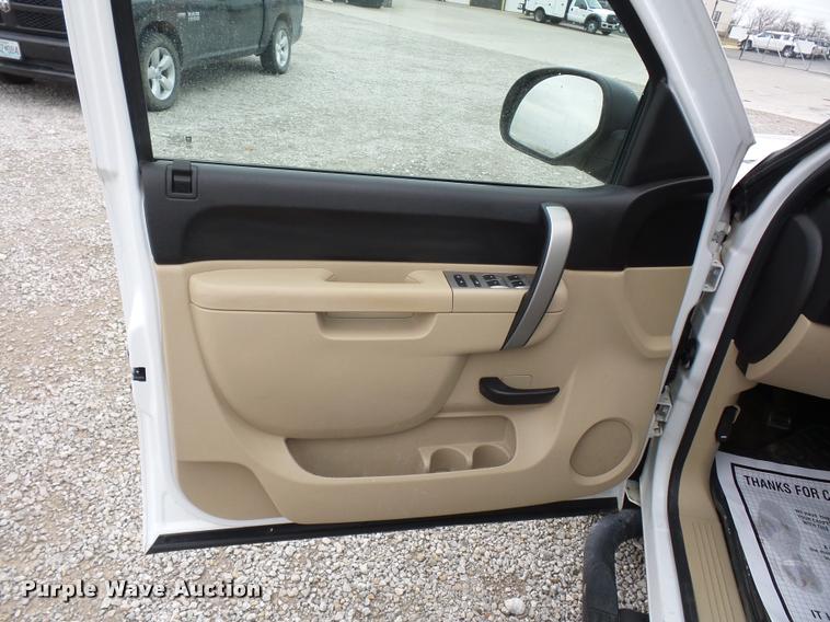 image for item L4637 2010 Chevrolet Silverado 1500 Crew Cab pickup truck