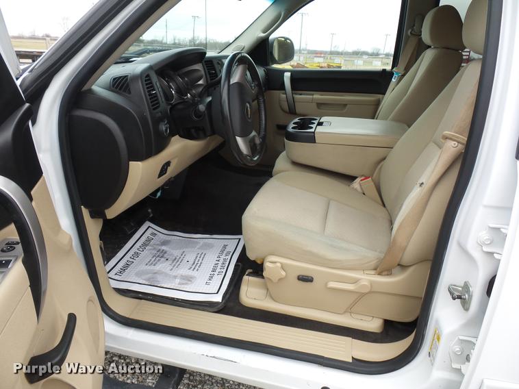 image for item L4637 2010 Chevrolet Silverado 1500 Crew Cab pickup truck