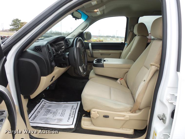 image for item L4637 2010 Chevrolet Silverado 1500 Crew Cab pickup truck