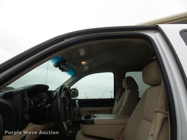 image for item L4637 2010 Chevrolet Silverado 1500 Crew Cab pickup truck