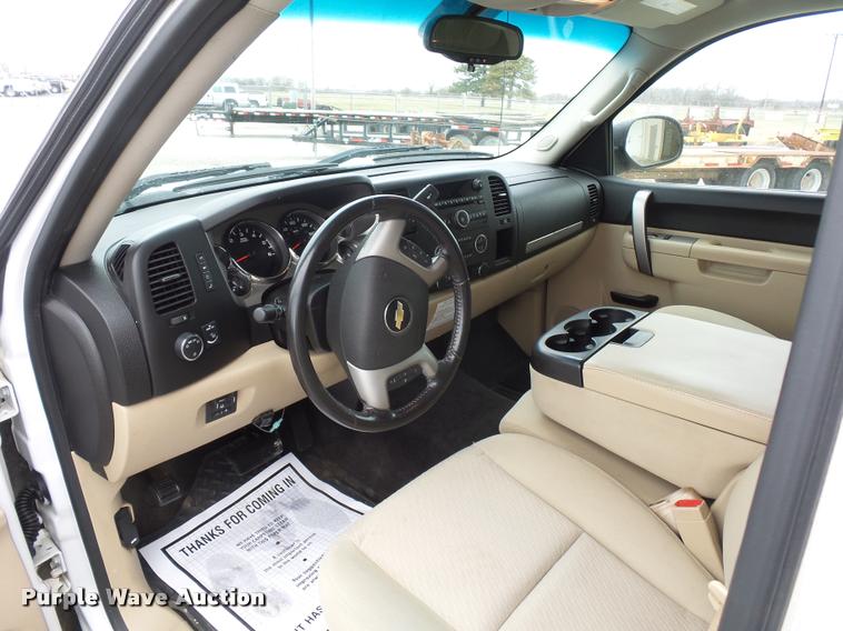 image for item L4637 2010 Chevrolet Silverado 1500 Crew Cab pickup truck