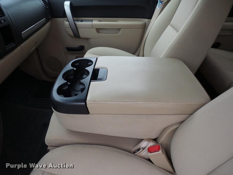 image for item L4637 2010 Chevrolet Silverado 1500 Crew Cab pickup truck