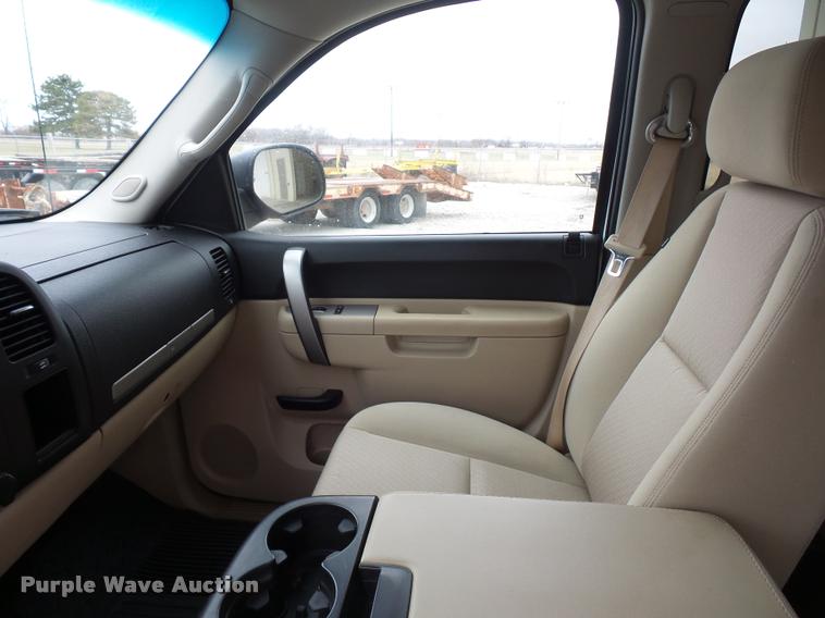 image for item L4637 2010 Chevrolet Silverado 1500 Crew Cab pickup truck