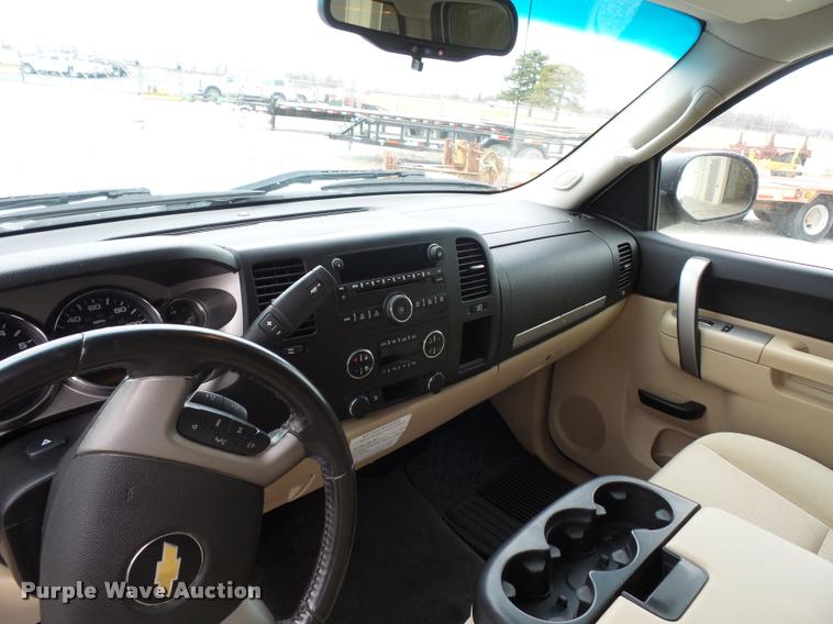 image for item L4637 2010 Chevrolet Silverado 1500 Crew Cab pickup truck