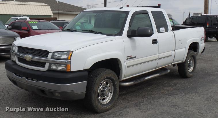 image for item L4640 2004 Chevrolet Silverado 2500HD Ext. Cab pickup truck