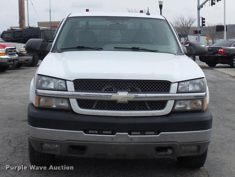 image for item L4640 2004 Chevrolet Silverado 2500HD Ext. Cab pickup truck