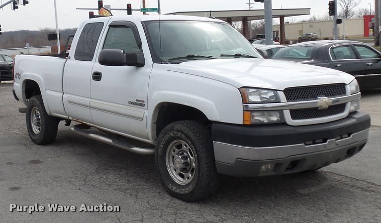 image for item L4640 2004 Chevrolet Silverado 2500HD Ext. Cab pickup truck