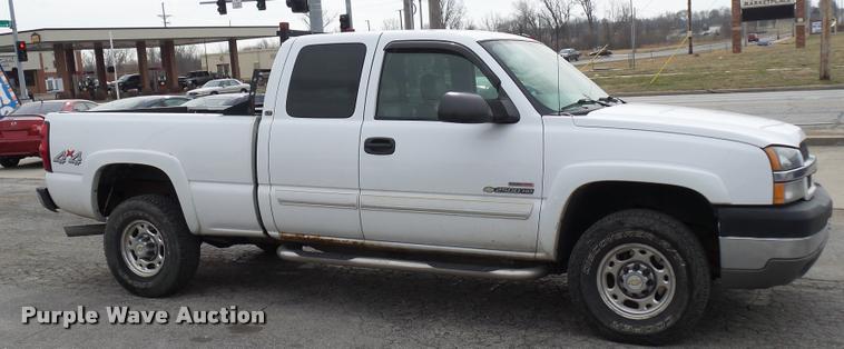 image for item L4640 2004 Chevrolet Silverado 2500HD Ext. Cab pickup truck