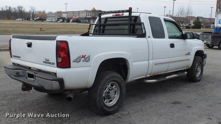 image for item L4640 2004 Chevrolet Silverado 2500HD Ext. Cab pickup truck