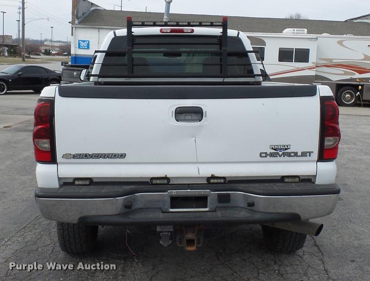 image for item L4640 2004 Chevrolet Silverado 2500HD Ext. Cab pickup truck
