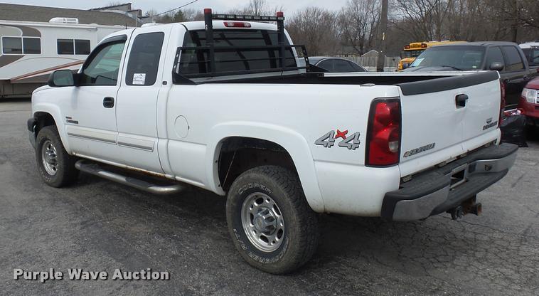 image for item L4640 2004 Chevrolet Silverado 2500HD Ext. Cab pickup truck
