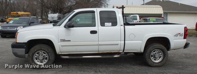 image for item L4640 2004 Chevrolet Silverado 2500HD Ext. Cab pickup truck