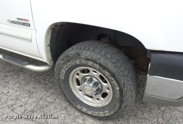 image for item L4640 2004 Chevrolet Silverado 2500HD Ext. Cab pickup truck