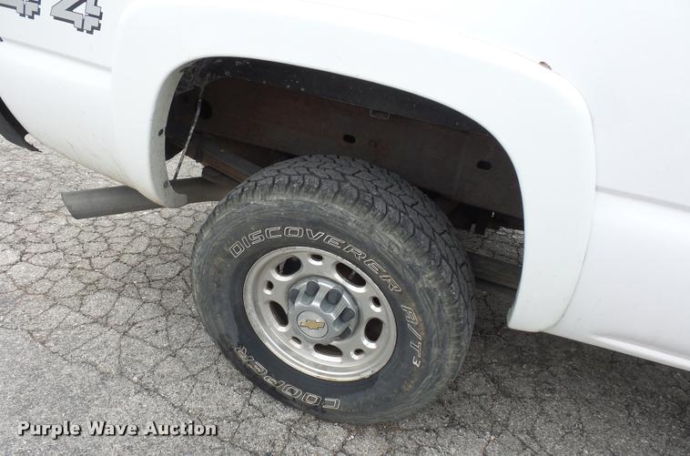 image for item L4640 2004 Chevrolet Silverado 2500HD Ext. Cab pickup truck