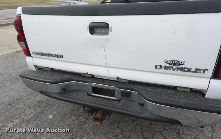 image for item L4640 2004 Chevrolet Silverado 2500HD Ext. Cab pickup truck