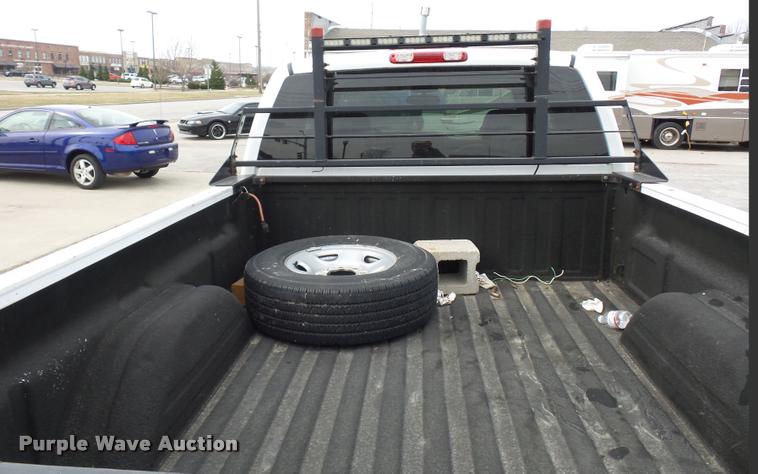 image for item L4640 2004 Chevrolet Silverado 2500HD Ext. Cab pickup truck