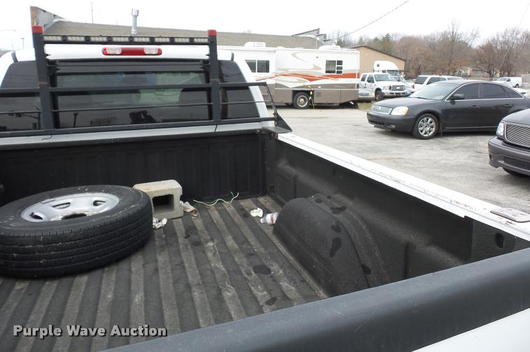 image for item L4640 2004 Chevrolet Silverado 2500HD Ext. Cab pickup truck