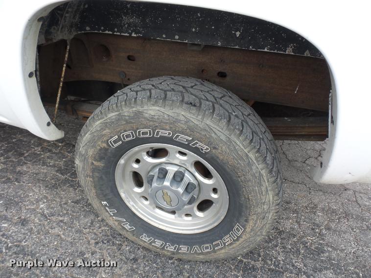 image for item L4640 2004 Chevrolet Silverado 2500HD Ext. Cab pickup truck