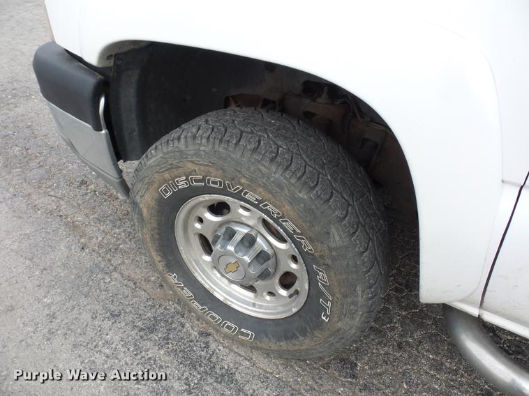 image for item L4640 2004 Chevrolet Silverado 2500HD Ext. Cab pickup truck