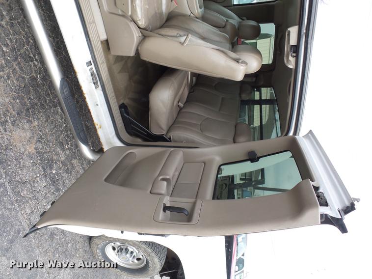 image for item L4640 2004 Chevrolet Silverado 2500HD Ext. Cab pickup truck