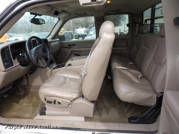 image for item L4640 2004 Chevrolet Silverado 2500HD Ext. Cab pickup truck