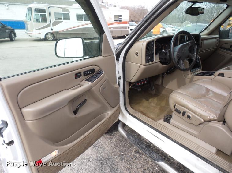 image for item L4640 2004 Chevrolet Silverado 2500HD Ext. Cab pickup truck