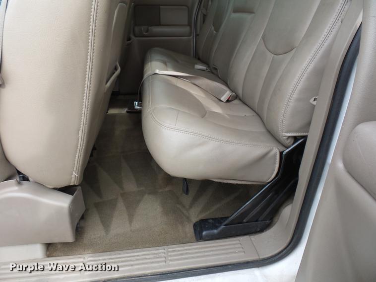 image for item L4640 2004 Chevrolet Silverado 2500HD Ext. Cab pickup truck