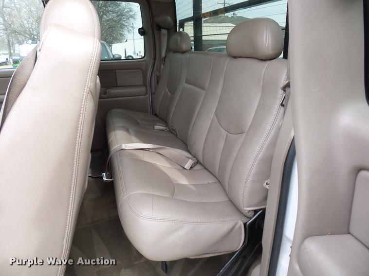 image for item L4640 2004 Chevrolet Silverado 2500HD Ext. Cab pickup truck