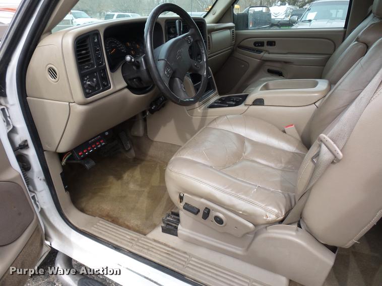 image for item L4640 2004 Chevrolet Silverado 2500HD Ext. Cab pickup truck