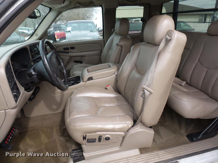 image for item L4640 2004 Chevrolet Silverado 2500HD Ext. Cab pickup truck