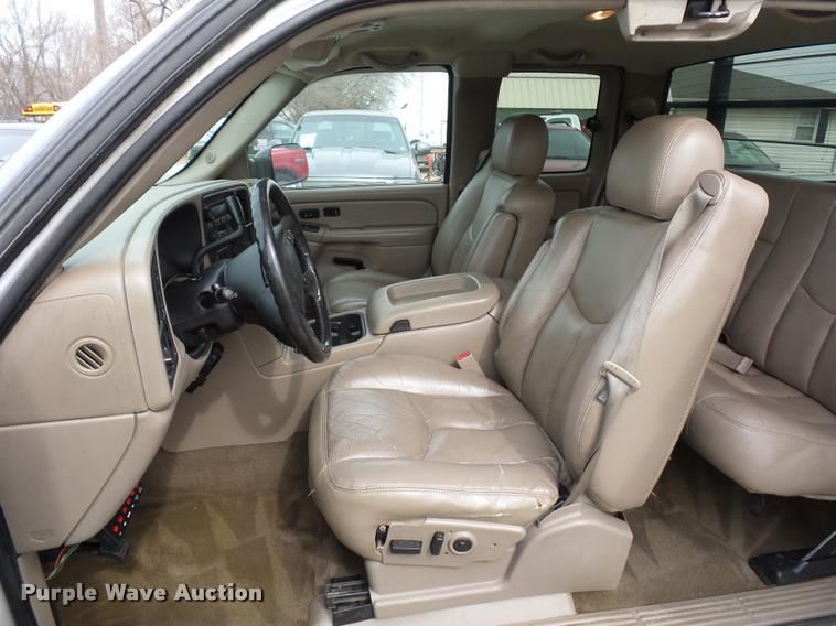 image for item L4640 2004 Chevrolet Silverado 2500HD Ext. Cab pickup truck