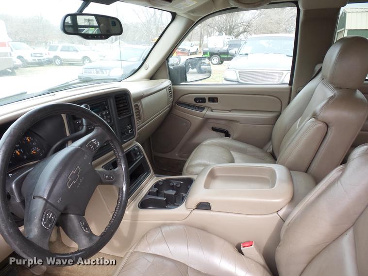 image for item L4640 2004 Chevrolet Silverado 2500HD Ext. Cab pickup truck