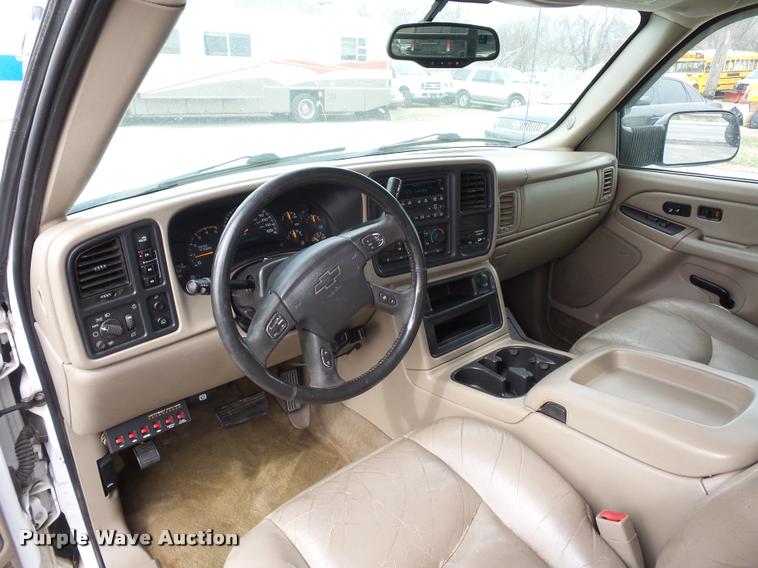 image for item L4640 2004 Chevrolet Silverado 2500HD Ext. Cab pickup truck