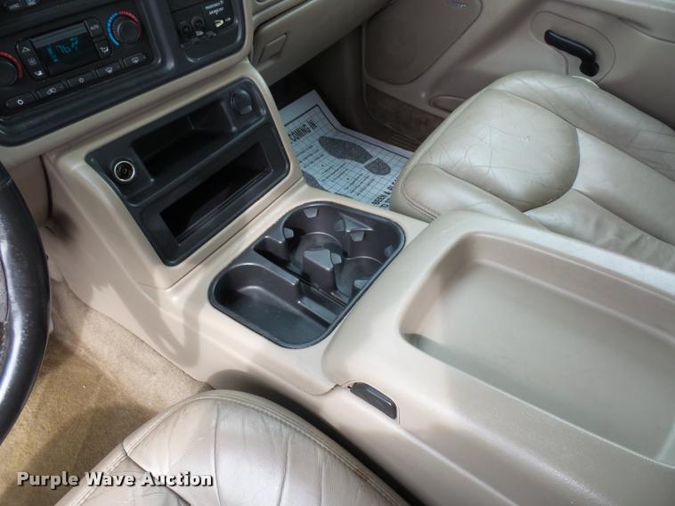 image for item L4640 2004 Chevrolet Silverado 2500HD Ext. Cab pickup truck