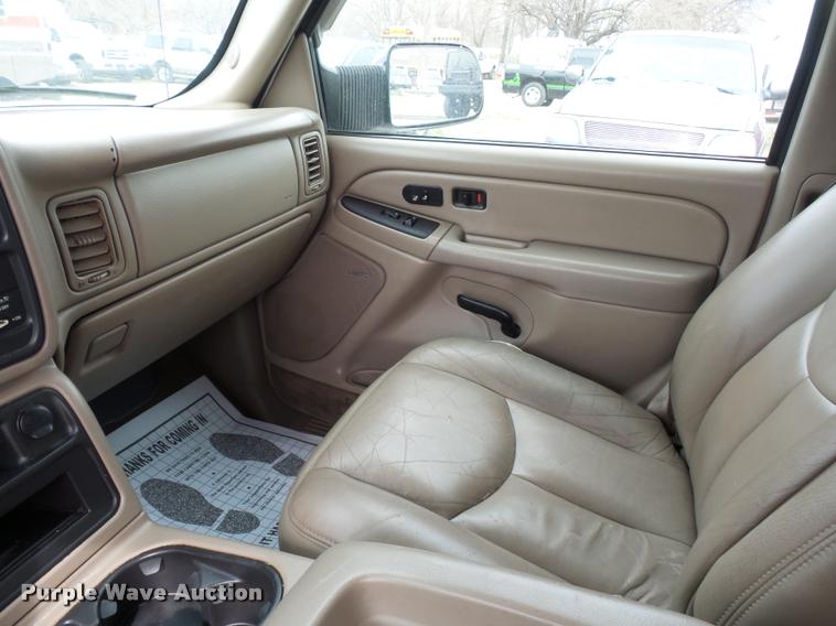 image for item L4640 2004 Chevrolet Silverado 2500HD Ext. Cab pickup truck