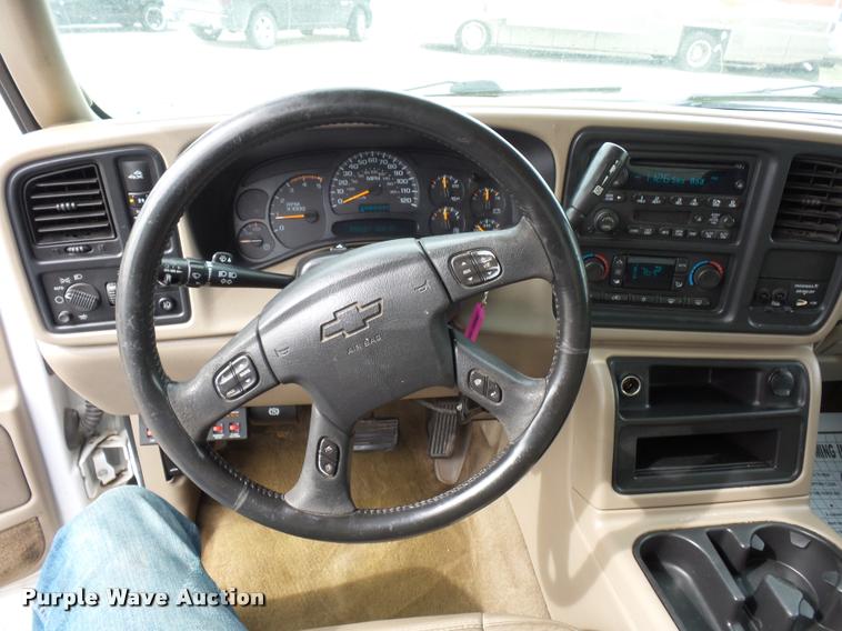 image for item L4640 2004 Chevrolet Silverado 2500HD Ext. Cab pickup truck