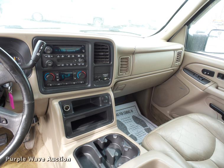 image for item L4640 2004 Chevrolet Silverado 2500HD Ext. Cab pickup truck