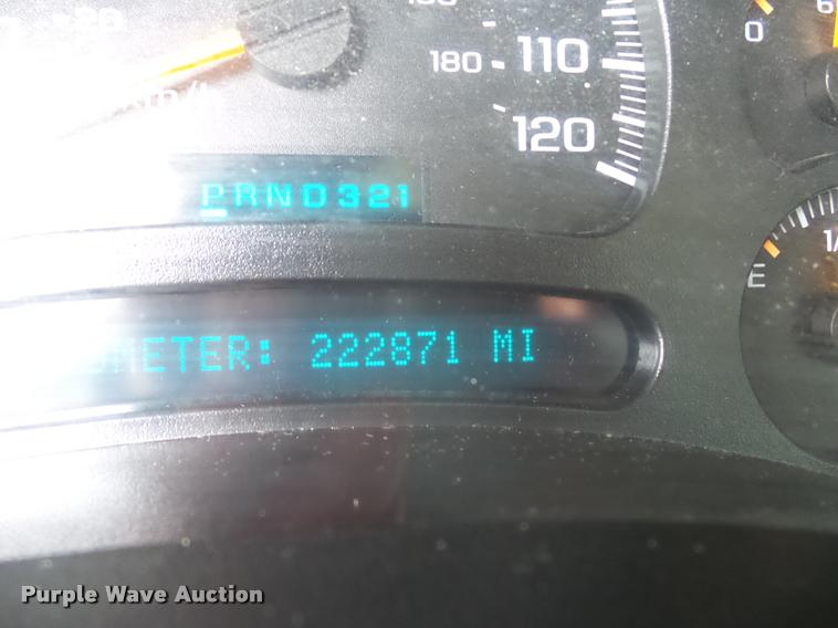 image for item L4640 2004 Chevrolet Silverado 2500HD Ext. Cab pickup truck