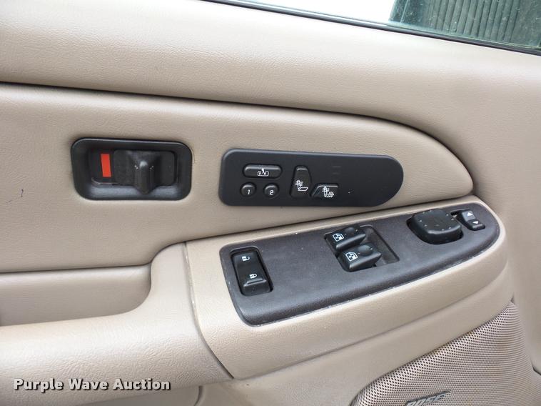 image for item L4640 2004 Chevrolet Silverado 2500HD Ext. Cab pickup truck