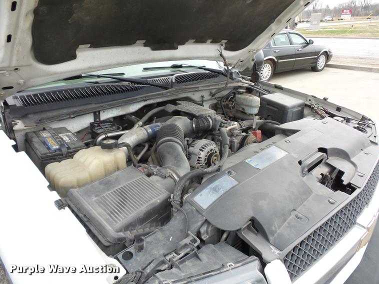 image for item L4640 2004 Chevrolet Silverado 2500HD Ext. Cab pickup truck