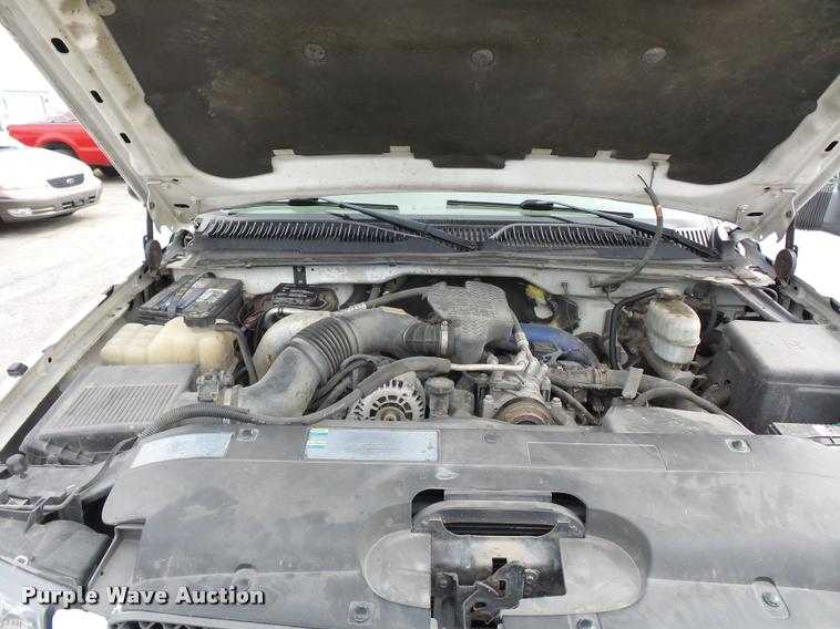 image for item L4640 2004 Chevrolet Silverado 2500HD Ext. Cab pickup truck