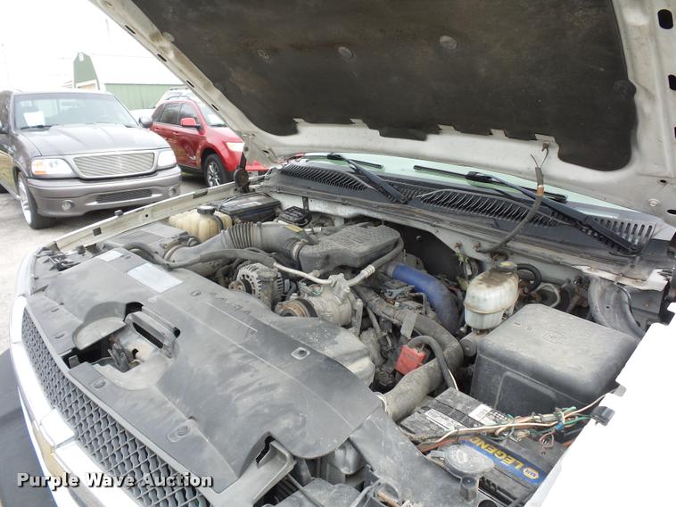 image for item L4640 2004 Chevrolet Silverado 2500HD Ext. Cab pickup truck