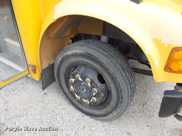 image for item L4641 2000 International 3800 school bus