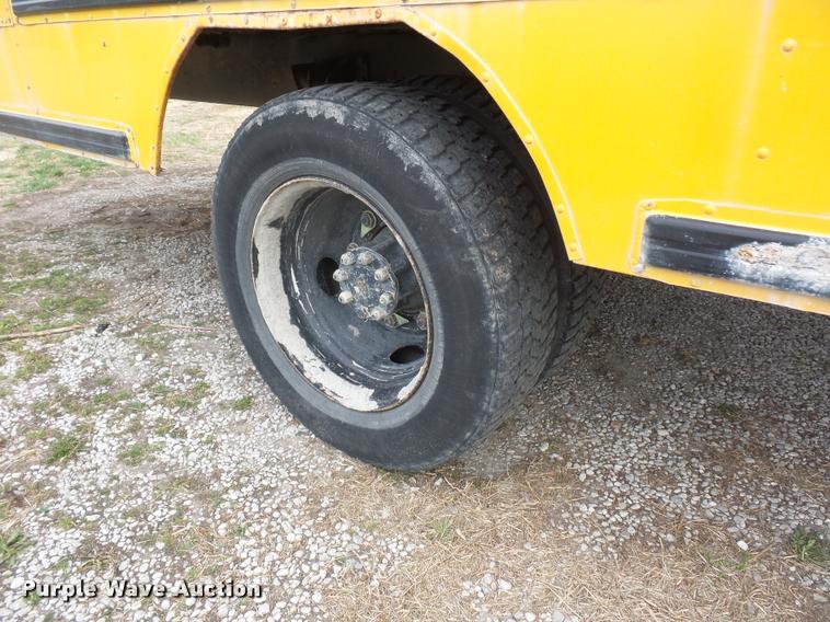 image for item L4641 2000 International 3800 school bus