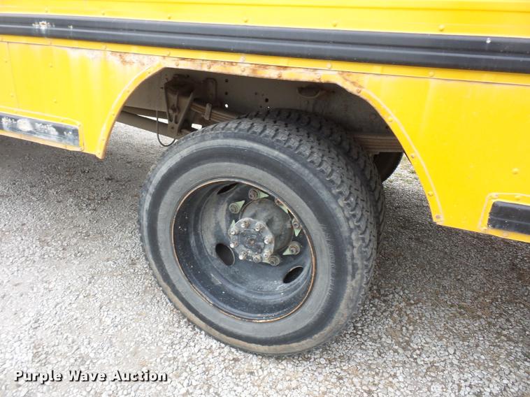 image for item L4641 2000 International 3800 school bus
